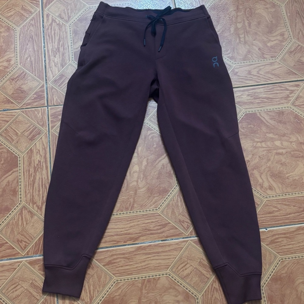 On Cloud Men’s Dark Burgundy Sweat Pants Size Medium Swiss Engineering